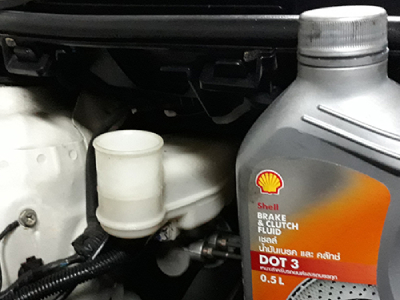 ถ่ายน้ำมันเบรครถยนต์